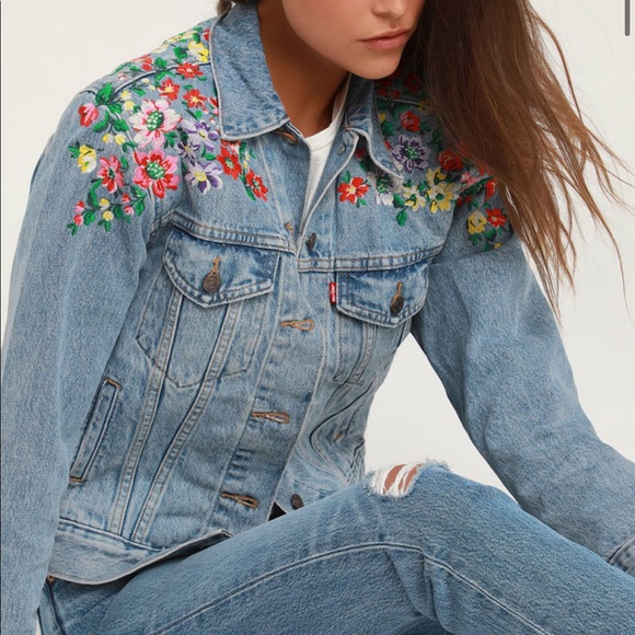 Levi's Premium Floral Embroidered Ex BF Denim Trucker Jean Jacket Light Wash S - Picture 2 of 11